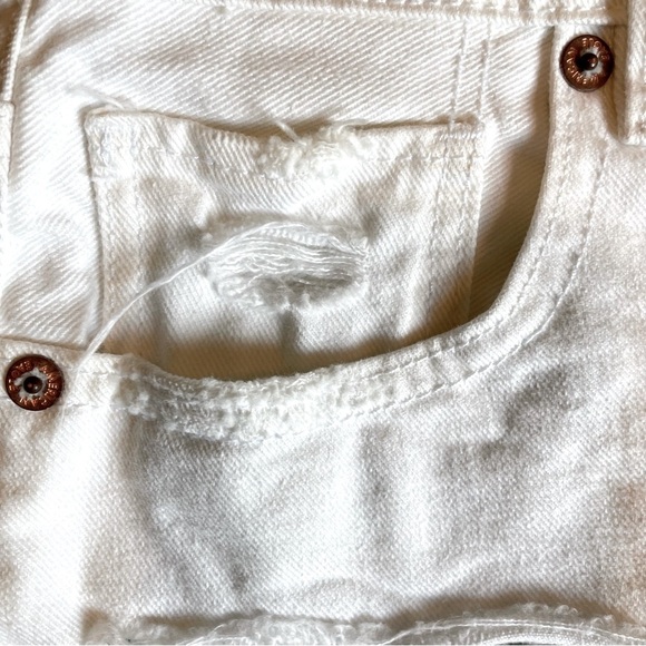 American Eagle White Distressed Short Shorts, Size 4 - Picture 5 of 11